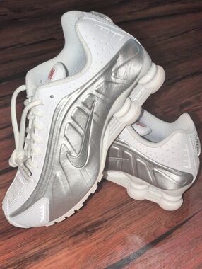 Nike Shox R4 White Metallic Silver Sneakers Shoes Size 5.5Y NEW Kids